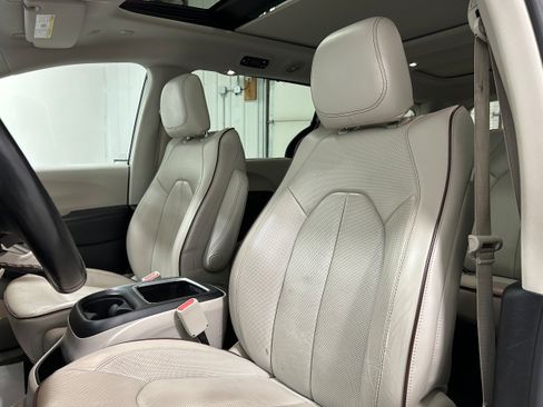 Used 2019 Chrysler Pacifica Limited FWD image 28