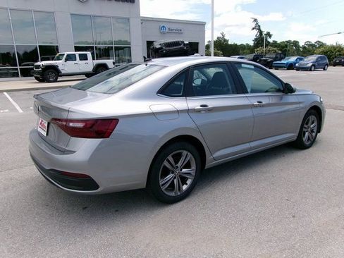 Used 2024 Volkswagen Jetta SE image 4