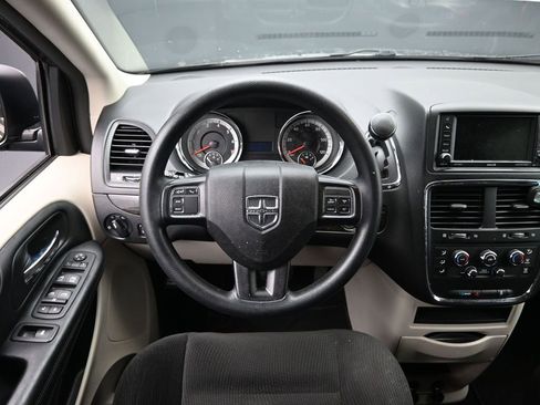 Used 2020 Dodge Grand Caravan SE w/ UConnect Hands-Free Group image 21