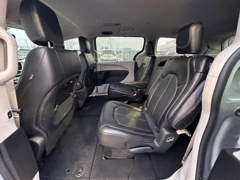 Used 2024 Chrysler Pacifica Touring-L image 31
