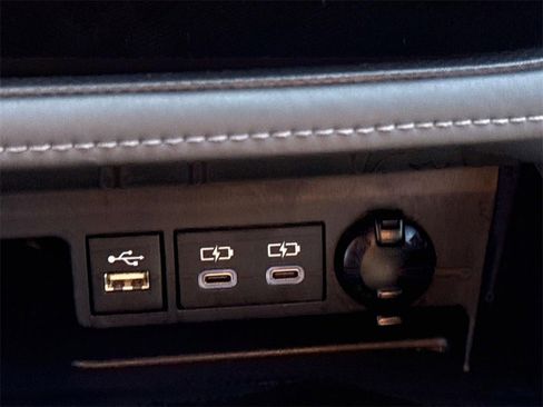 Used 2023 Toyota Highlander LE image 37