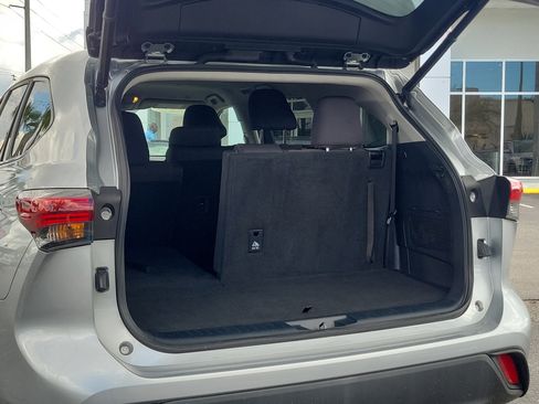 Used 2023 Toyota Highlander LE image 11