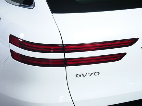 Certified 2026 Genesis GV70 2.5T Select AWD/4WD image 17