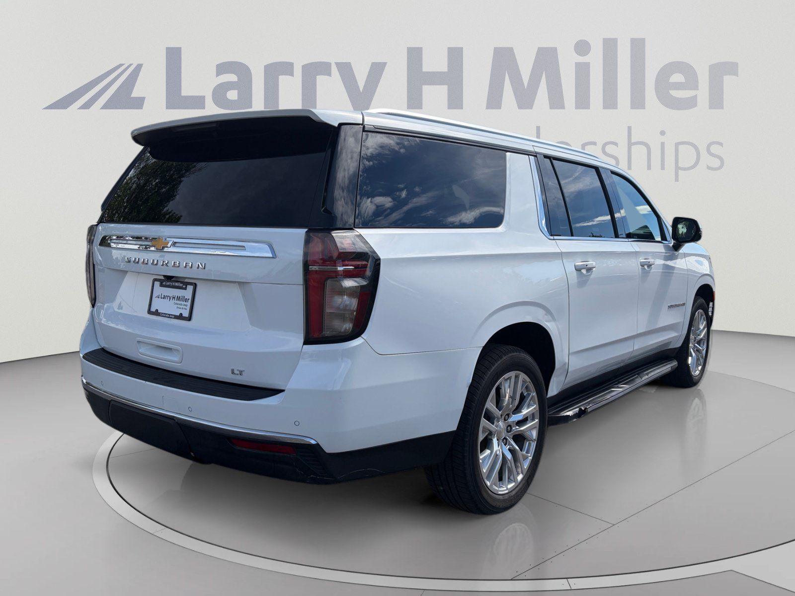 Used 2021 Chevrolet Suburban LT w/ Luxury Package AWD/4WD image 5