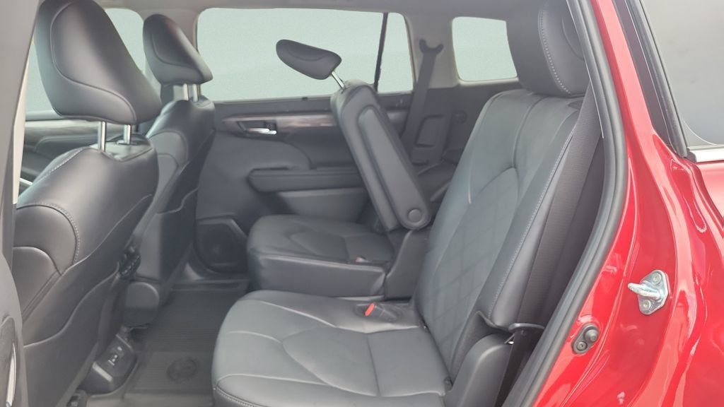 Used 2024 Toyota Highlander Platinum AWD/4WD image 9