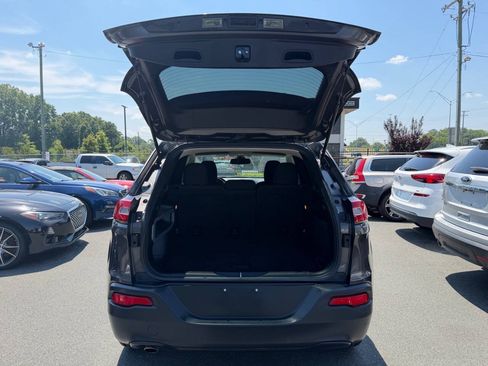 Used 2017 Jeep Cherokee Latitude w/ Cold Weather Group AWD/4WD image 11