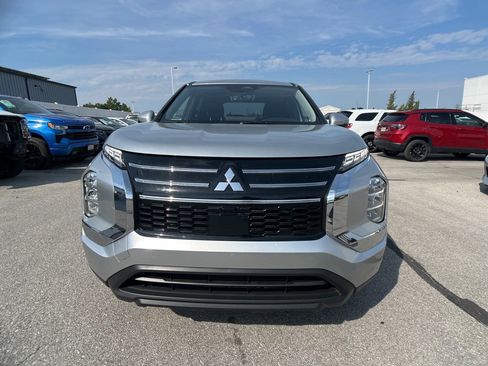 Used 2025 Mitsubishi Outlander ES image 3