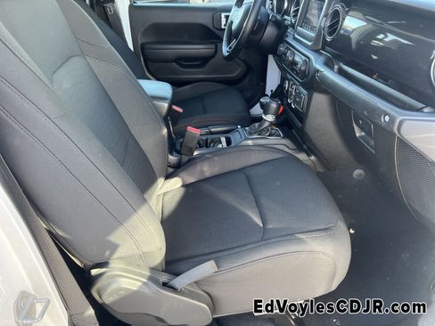 Used 2022 Jeep Gladiator Sport image 16