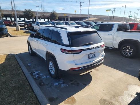 Used 2025 Jeep Grand Cherokee Laredo w/ MOPAR Finishing Package image 4