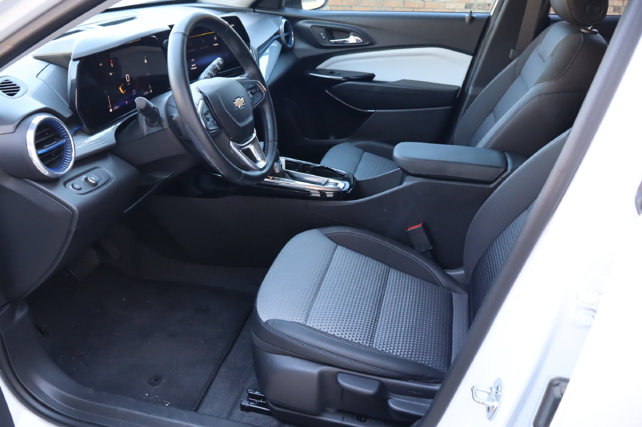 Used 2025 Chevrolet Trax LT w/ LT Convenience Package FWD image 15
