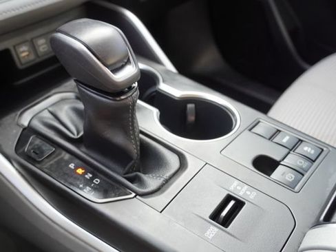 Used 2023 Toyota Highlander LE FWD image 27