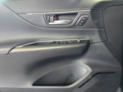 Used 2023 Toyota Venza Limited image 12