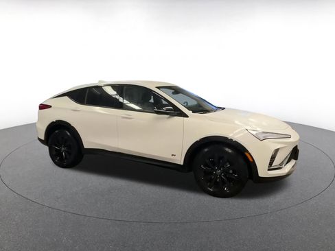 Used 2025 Buick Envista Sport Touring image 2