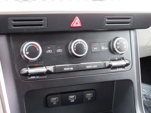 Used 2024 Kia Carnival LX FWD image 26