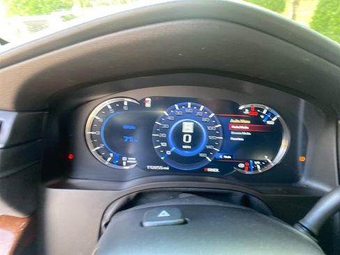 Used 2017 Cadillac Escalade ESV Luxury AWD/4WD image 14