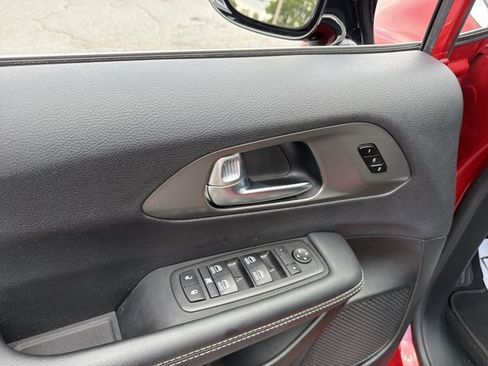 Used 2025 Chrysler Pacifica Select FWD image 15