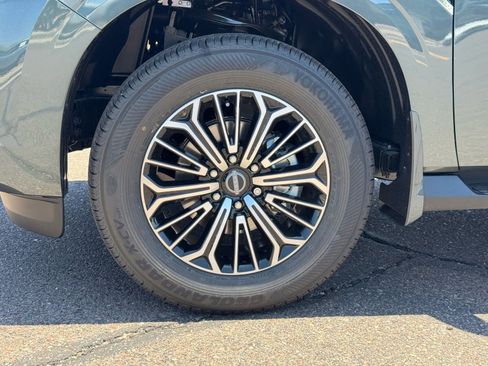 New 2025 Nissan Armada SL w/ Captain's Chari Seat Package image 10