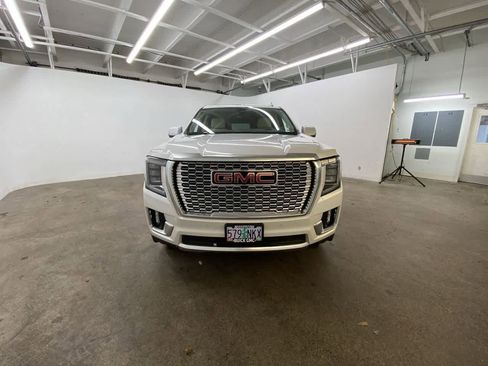 Used 2021 GMC Yukon Denali w/ Denali Premium Package image 9