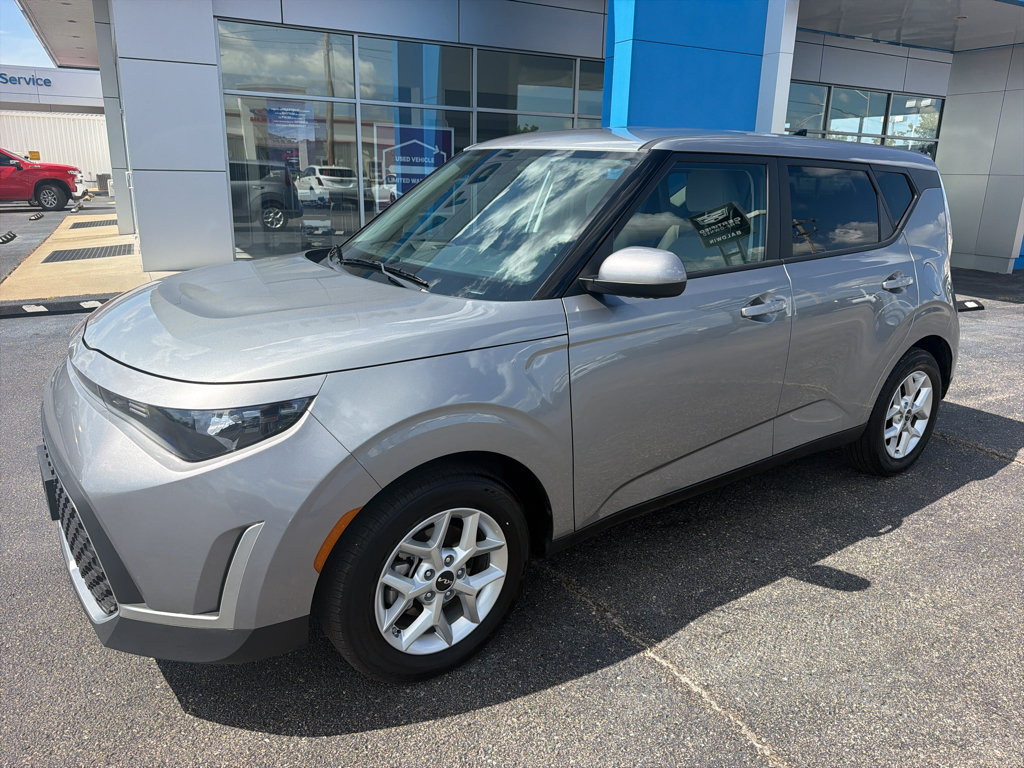 Used 2025 Kia Soul LX w/ LX Technology Package FWD image 2