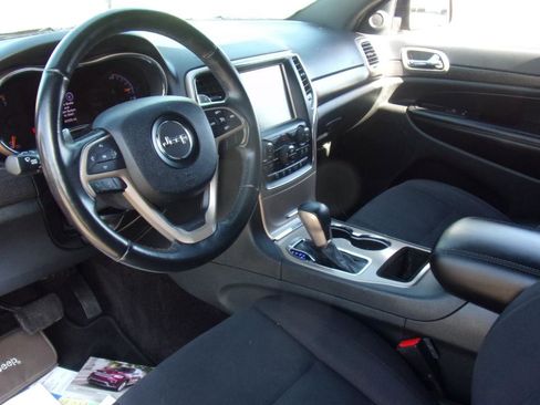 Used 2017 Jeep Grand Cherokee Laredo w/ Quick Order Package 2BE image 2