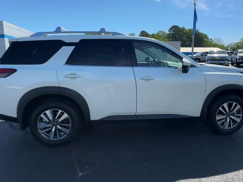 Used 2023 Nissan Pathfinder SL AWD/4WD image 9