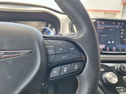 Used 2024 Chrysler Pacifica Limited FWD image 15