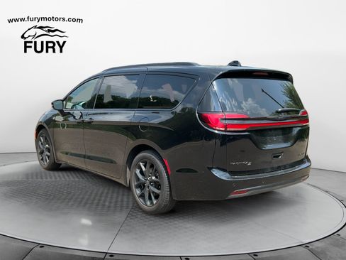 Used 2025 Chrysler Pacifica Limited FWD image 5