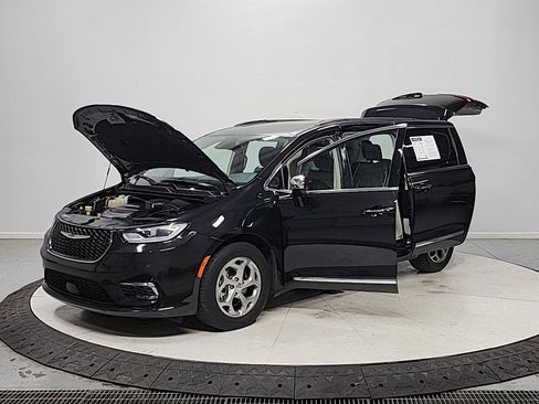 Used 2023 Chrysler Pacifica Limited FWD image 11