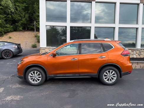 Used 2017 Nissan Rogue SV w/ Sun & Sound Touring Package AWD/4WD image 12
