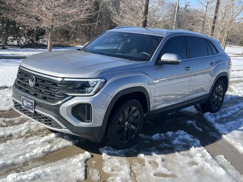 Certified 2025 Volkswagen Atlas Cross Sport SE w/ Panoramic Sunroof Package image 5