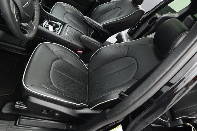 Used 2026 Chrysler Pacifica Limited FWD image 11