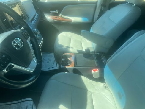 Certified 2017 Toyota Sienna Limited Premium image 10