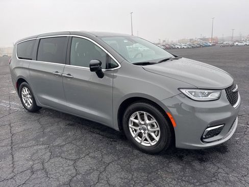 Used 2025 Chrysler Pacifica Select image 3