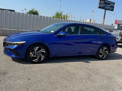 Used 2025 Hyundai Elantra Limited FWD image 3