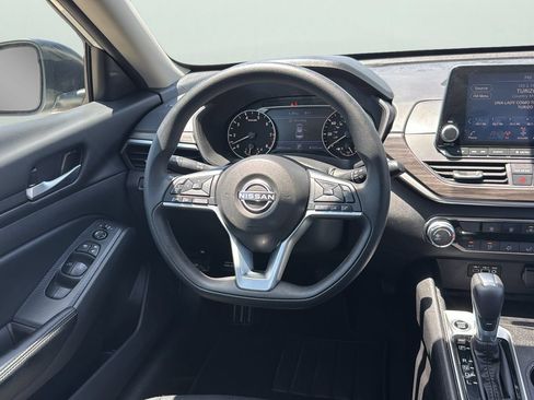 Used 2025 Nissan Altima 2.5 SV FWD image 13