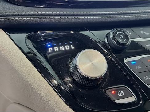 Used 2023 Chrysler Pacifica Limited image 21