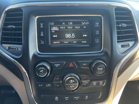 Used 2016 Jeep Grand Cherokee Laredo image 4