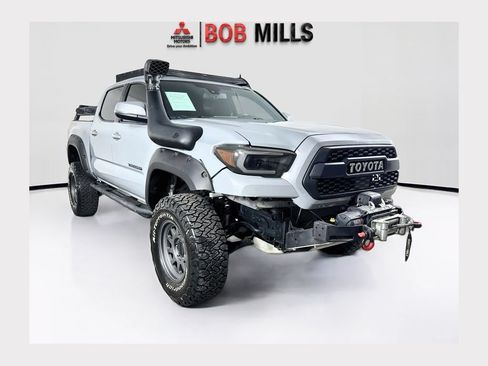 Used 2018 Toyota Tacoma TRD Off-Road AWD/4WD image 1