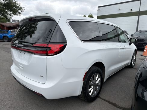 Used 2023 Chrysler Pacifica Touring-L AWD/4WD image 6