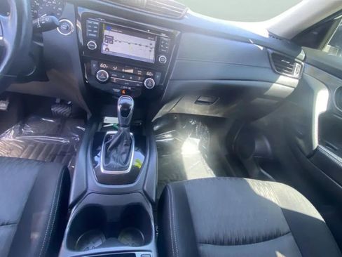 Used 2017 Nissan Rogue SV w/ SV Premium Package FWD image 18