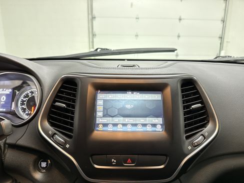 Used 2020 Jeep Cherokee Latitude Plus image 30