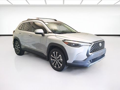 Used 2023 Toyota Corolla Cross XLE FWD image 3
