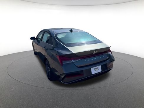 Used 2025 Hyundai Elantra Limited image 11