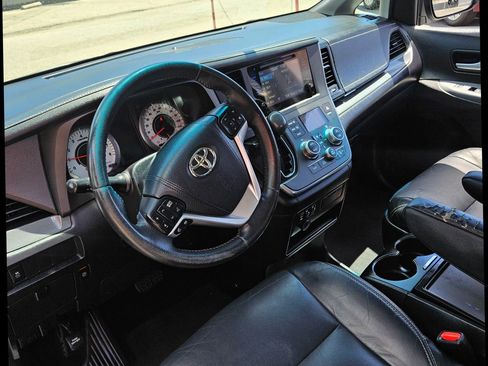 Used 2017 Toyota Sienna SE image 13