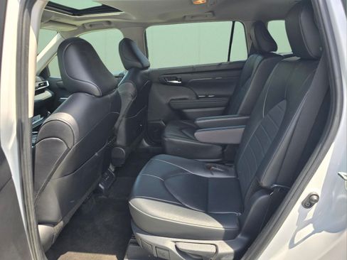 Used 2024 Toyota Highlander XLE FWD image 10