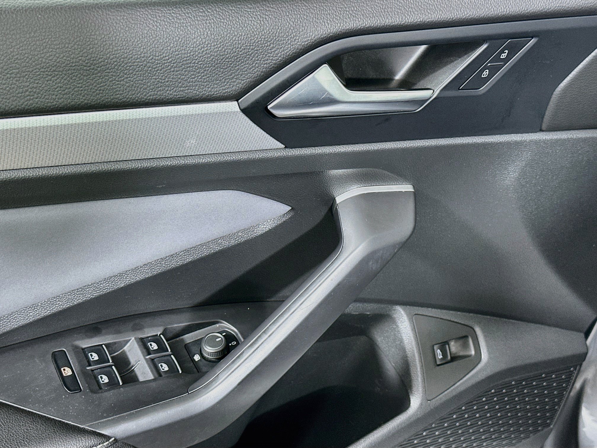 Used 2025 Volkswagen Jetta SE FWD image 15