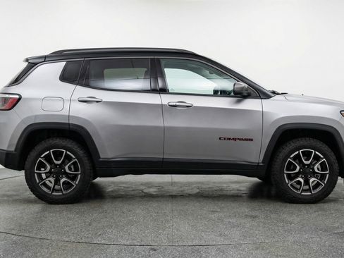 Used 2025 Jeep Compass Trailhawk AWD/4WD image 11