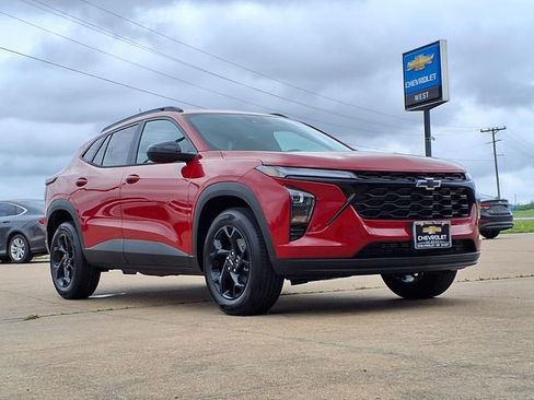 New 2026 Chevrolet Trax LT w/ Driver Confidence Package FWD image 3