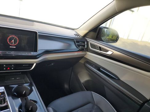 Used 2024 Volkswagen Atlas Peak Edition SE AWD/4WD image 16