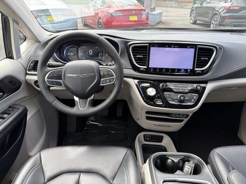 Used 2024 Chrysler Pacifica Limited FWD image 12